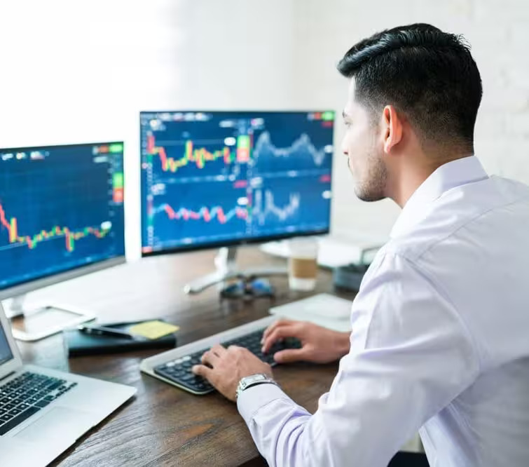 Team af handlende analyserer markedsdata sammen